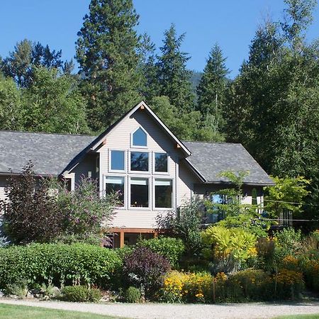 Windborne Bed & Breakfast Castlegar Buitenkant foto