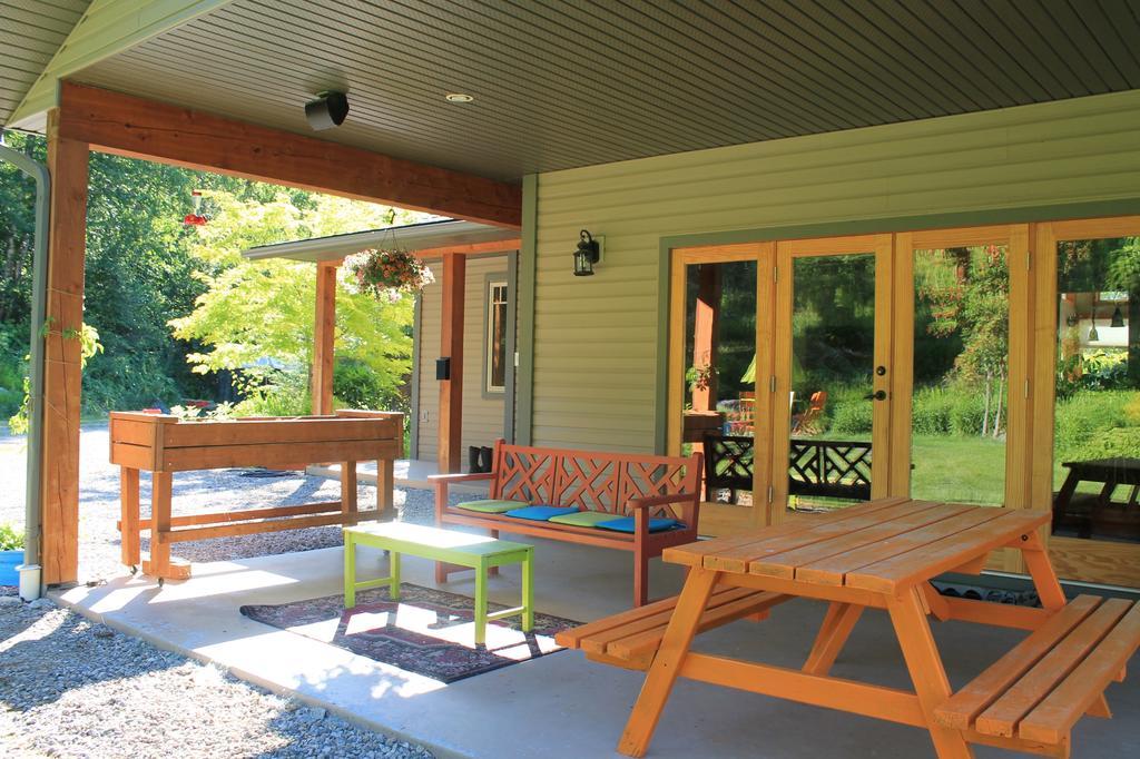 Windborne Bed & Breakfast Castlegar Buitenkant foto